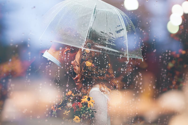 imagem que descreve casamento na chuva